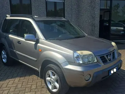 Usata Nissan X-Trail 114 CV (83 kW) 2001 Argento SUV