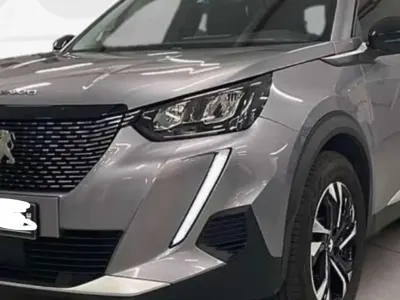 Usata Peugeot 2008 Allure 102 CV (75 kW) 2022 Grigio SUV