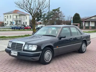 Usata Mercedes E200 136 CV (100 kW) 1991 Nero Berlina