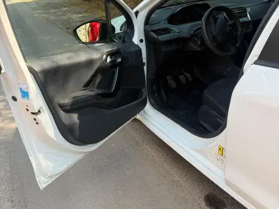 Usata Peugeot 208 68 CV (50 kW) 2014 Bianco Utilitaria