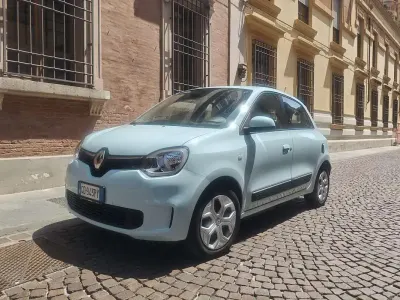Usata Renault Twingo Zen 30 kW (42 CV) 2021 Blu/azzurro Utilitaria