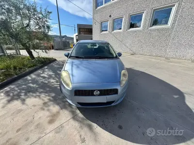Usata Fiat Grande Punto 90 CV (66 kW) 2007 Bluazzurro Utilitaria