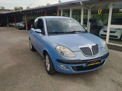 Usata Lancia Ypsilon 69 CV (50 kW) 2004 Blu/azzurro Utilitaria