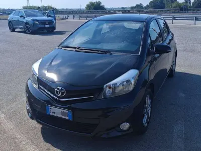 Usata Toyota Yaris Lounge 69 CV (50 kW) 2014 Nero Utilitaria