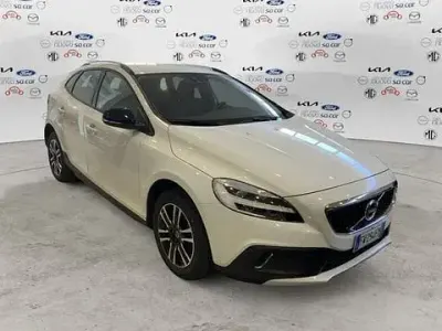 Usata Volvo V40 Business Edition 120 CV (88 kW) 2019 Bianco Utilitaria