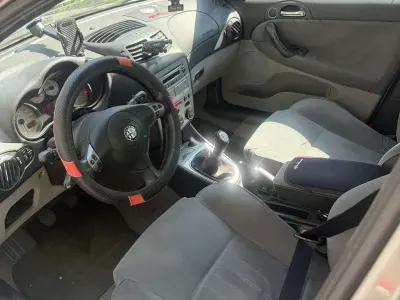 Begagnad Alfa Romeo 147 105 HK (77 kW) 2007 Silver Halvkombi