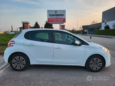 Usata Peugeot 208 Active 68 CV (50 kW) 2015 Bianco Utilitaria