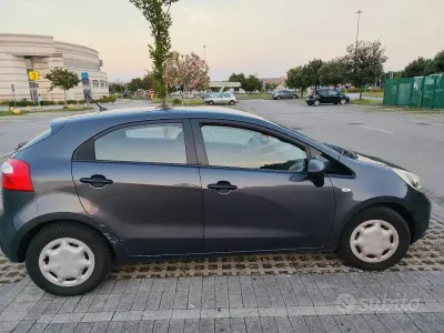 Usata Kia Rio 75 CV (55 kW) 2013 Grigio Berlina