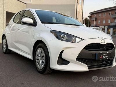 Usata Toyota Yaris Hybrid Active 92 CV (67 kW) 2025 Bianco Berlina