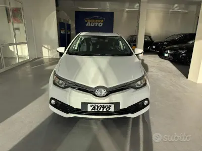 Usata Toyota Auris Hybrid Lounge 99 CV (72 kW) 2018 Bianco Berlina