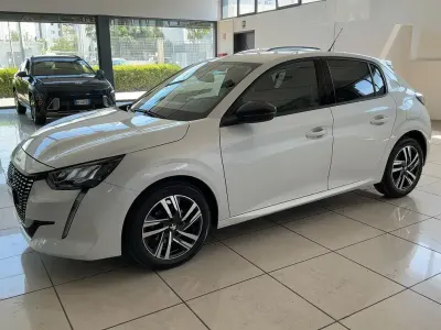 Usata Peugeot 208 Allure 75 CV (55 kW) 2022 Bianco Utilitaria