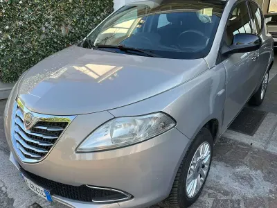 Usata Lancia Ypsilon Gold 80 CV (58 kW) 2014 Beige Utilitaria