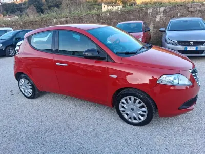 Begagnad Lancia Ypsilon Gold 69 HK (50 kW) 2012 Röd Halvkombi