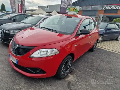 Usata Lancia Ypsilon Gold 69 CV (50 kW) 2018 Rosso Utilitaria