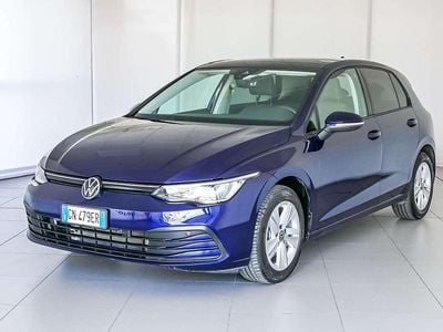 Usata VW Golf VIII Life 110 CV (80 kW) 2023 Atlantic blue metallizzato Berlina