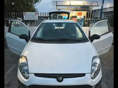 Usata Fiat Grande Punto 65 CV (47 kW) 2011 Bianco Utilitaria