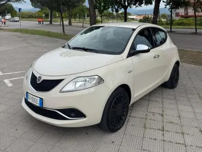 Usado Lancia Ypsilon 69 HP (50 kW) 2018 Bege Citadino