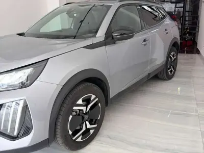 Usata Peugeot 2008 Allure 102 CV (75 kW) 2025 Grigio artense SUV