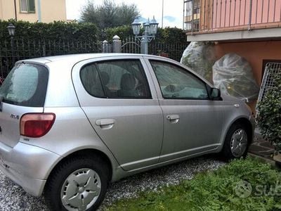 Usata Toyota Yaris Luna 86 CV (63 kW) 2000 Grigio Utilitaria
