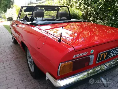Usata Alfa Romeo 2000 128 CV (94 kW) 1981 Rosso Cabrio