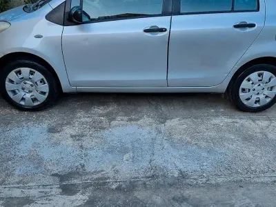 Usata Toyota Yaris 69 CV (50 kW) 2010 Grigio Utilitaria