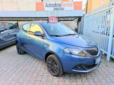 Usata Lancia Ypsilon Gold 69 CV (50 kW) 2023 Blu/azzurro Utilitaria