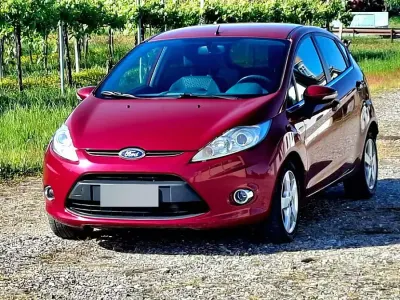 Begagnad Ford Fiesta 90 HK (66 kW) 2009 Röd Sedan