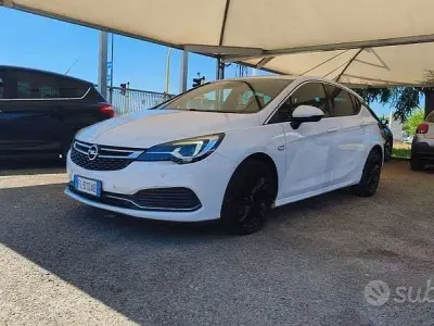 Usata Opel Astra Dynamic 136 CV (100 kW) 2017 Bianco Berlina