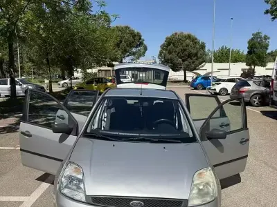 Usata Ford Fiesta 80 CV (58 kW) 2003 Grigio Utilitaria