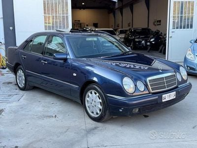 Usata Mercedes E200 Classic 186 CV (136 kW) 1998 Nero Berlina
