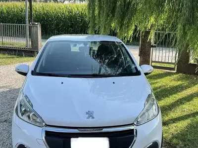 Usata Peugeot 208 Active 68 CV (50 kW) 2015 Bianco Utilitaria