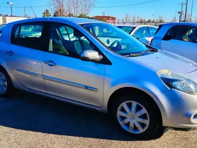 Käytetty Renault Clio II 58 HP (42 kW) 2010 Harmaa Sedan