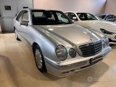 Usata Mercedes E220 Executive 143 CV (105 kW) 2002 Grigio Berlina