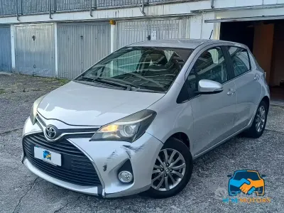 Usata Toyota Yaris Active 99 CV (72 kW) 2015 Grigio Utilitaria