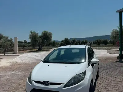 Usata Ford Fiesta 70 CV (51 kW) 2012 Bianco Berlina