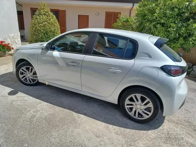 Usata Peugeot 208 102 CV (75 kW) 2020 Utilitaria