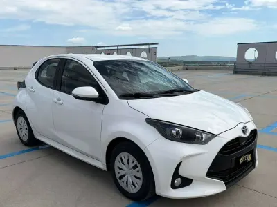 Gebraucht Toyota Yaris Hybrid Active 92 PS (67 kW) 2022 Weiß Limousine