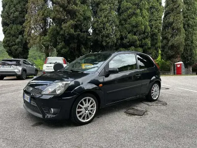 Usata Ford Fiesta S 90 CV (66 kW) 2006 Nero Utilitaria