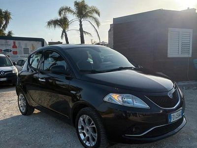 Usata Lancia Ypsilon Gold 95 CV (69 kW) 2016 Blu Utilitaria