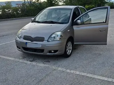 Usata Toyota Yaris 75 CV (55 kW) 2005 Grigio Berlina
