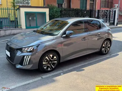 Usata Peugeot 208 Allure 101 CV (74 kW) 2024 Grigio Utilitaria