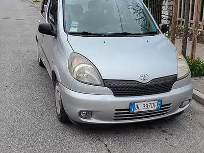 Usata Toyota Yaris Verso 2000 Grigio Monovolume