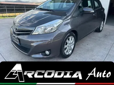 Usata Toyota Yaris Lounge 90 CV (66 kW) 2012 Grigio Utilitaria