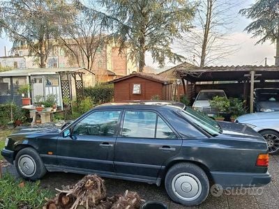 Usata Mercedes 200 109 CV (80 kW) 1985 Nero Berlina