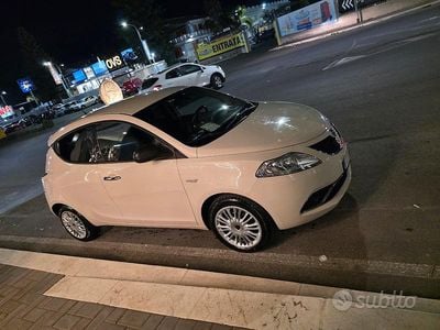 Usata Lancia Ypsilon 95 CV (69 kW) 2016 Bianco Utilitaria