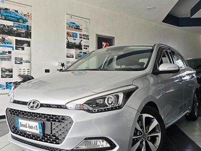 Begagnad Hyundai i20 Comfort 75 HK (55 kW) 2015 Grå Sedan