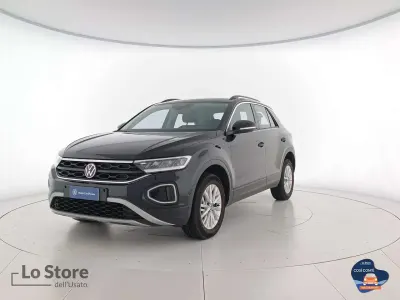 Usata VW T-Roc Life 116 CV (85 kW) 2024 Deep black perlato SUV