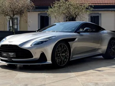 Nuova Aston Martin DB12 680 CV (500 kW) 2026 Spirit silver Coupé