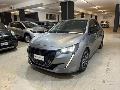 Usata Peugeot 208 Allure 101 CV (74 kW) 2023 Grigio Utilitaria