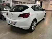 Usata Opel Astra 140 CV (102 kW) 2010 Bianco Berlina